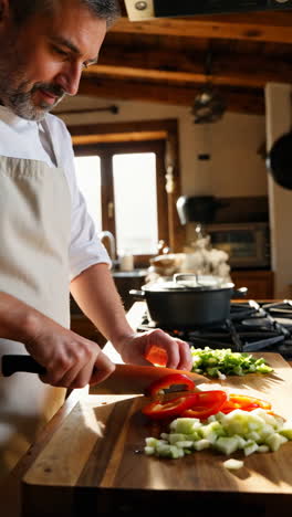 chef preparando verduras en la cocina