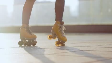 piernas de mujer montando en patines al aire libre. patinador realizando moonwalk.