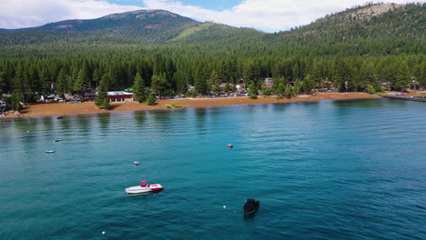 vista aérea sobre barcos en la costa del lago tahoe, un día soleado en california, estados unidos