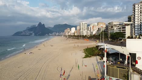 buenos días río de janeiro con un sol naciente