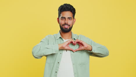 Un-Hombre-Guapo-Y-Sonriente-Hace-Un-Gesto-Con-El-Corazón-Que-Demuestra-Un-Signo-De-Amor-Que-Expresa-Buenos-Sentimientos-Y-Simpatía