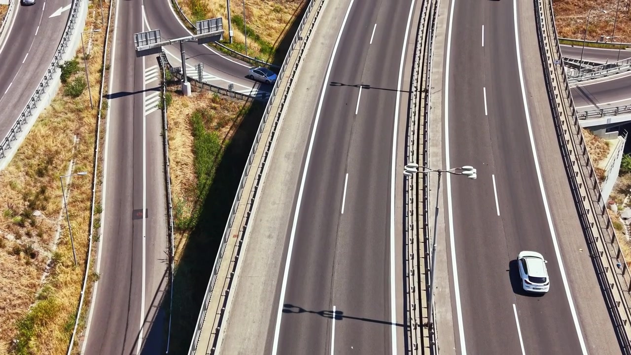Traffico in movimento su un'autostrada a più corsie durante il giorno in un'area urbana.