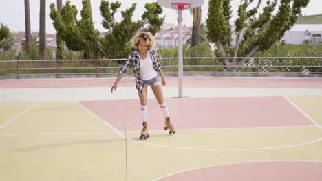 mujer feliz patinando al aire libre