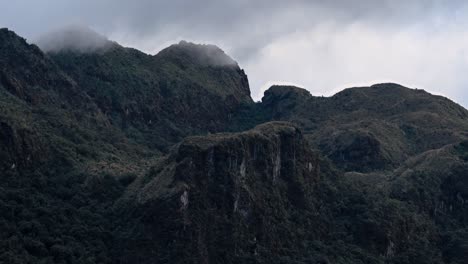 nubes brumosas rodando sobre una caminata de montaña en el parque nacional cayambe coca cerca de papallacta, ecuador