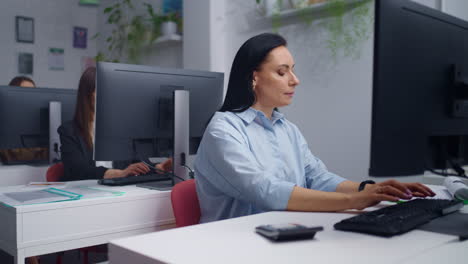 mujeres que trabajan en una oficina