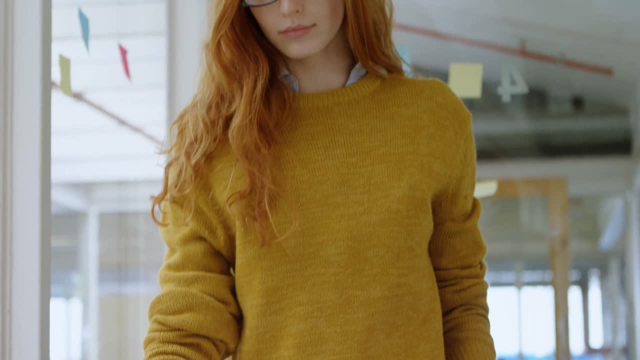 diseñadora gráfica usando una computadora portátil en el escritorio 4k