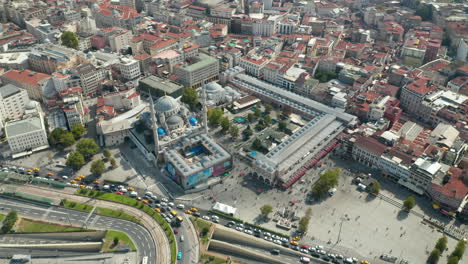 Nueva-Mezquita-En-Construcción-En-Estambul-Junto-Al-Gran-Bazar-Con-Atasco-De-Tráfico-En-Hora-Punta,-Muñeca-Aérea-Desde-Arriba