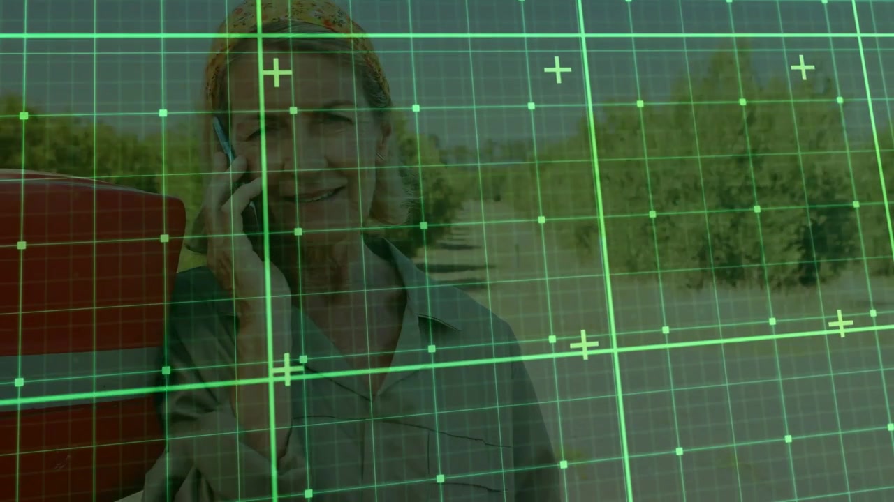 Frau in hellem Oberteil telefoniert, neigt den Kopf, lächelt und spricht neben einem roten Auto am Straßenrand, mit Gitter-Overlay.