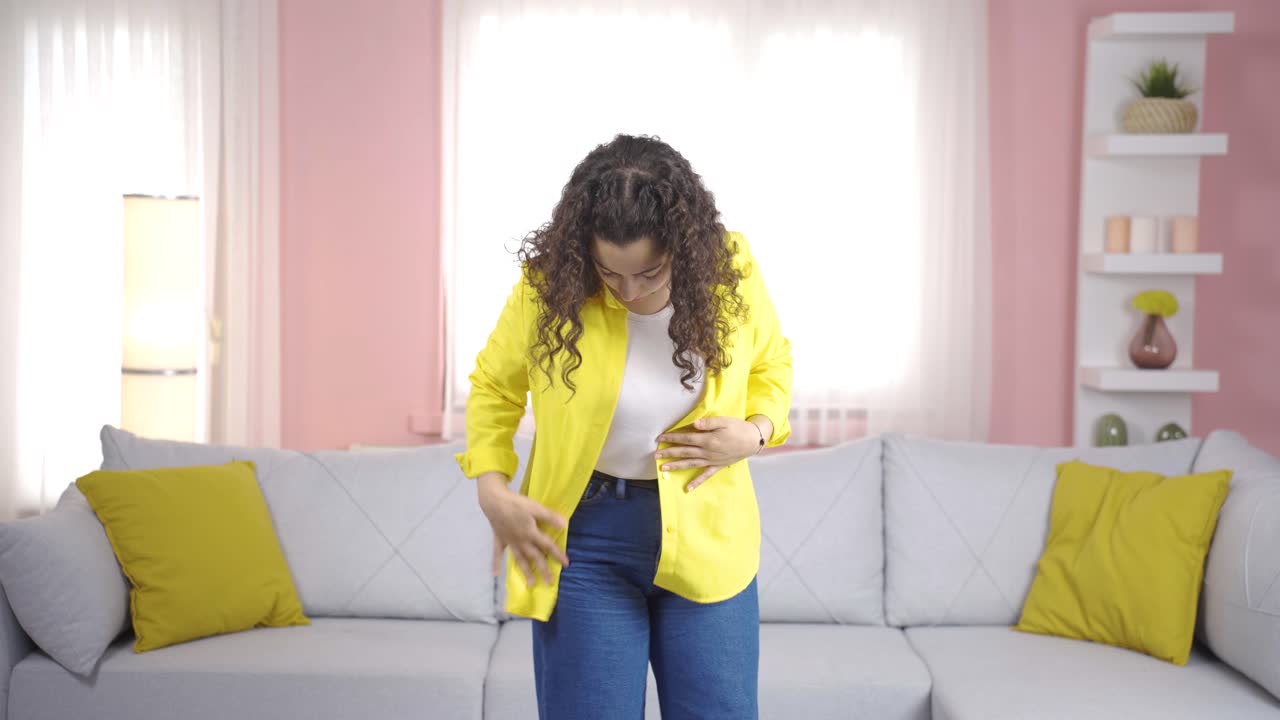 A young woman who tries on clothes does not like it.