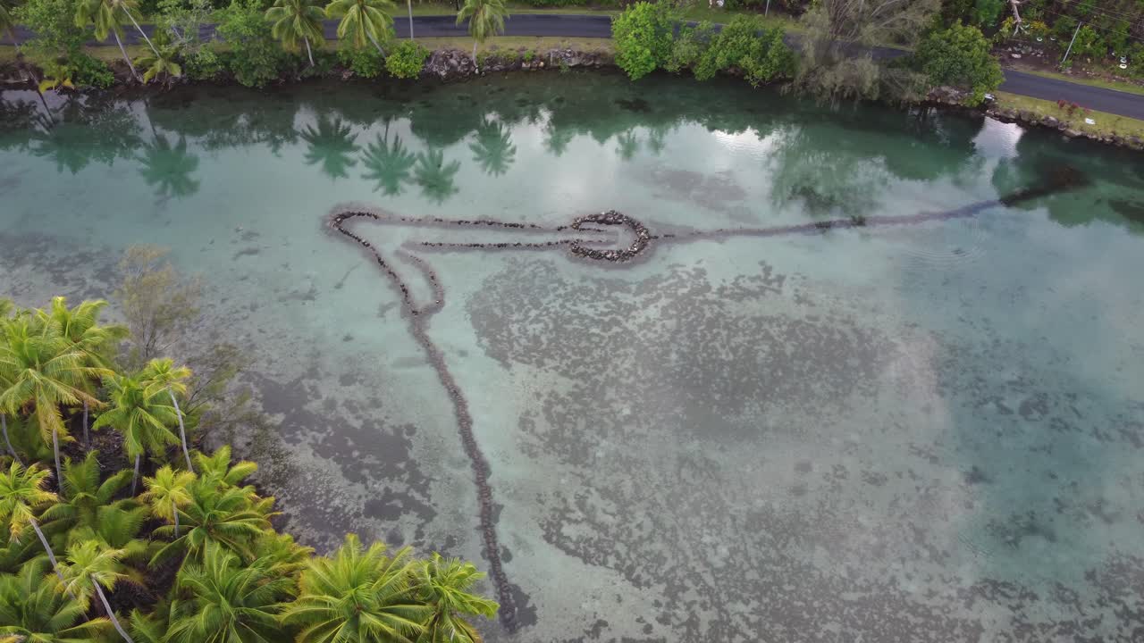 vista aérea de antiguas trampas de peces de piedra indígenas en la laguna de mareas