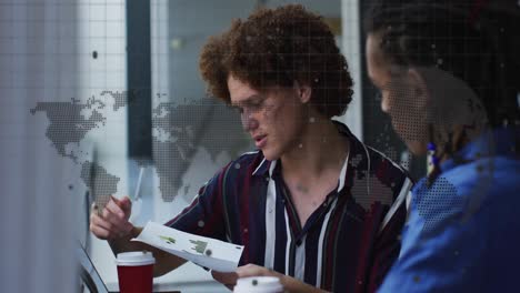 animación del procesamiento de datos y el mapa del mundo sobre diversas personas de negocios en la oficina