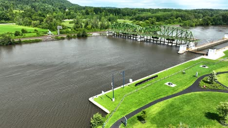 Drängt-Auf-Die-Brücke-Und-Den-See-Zu