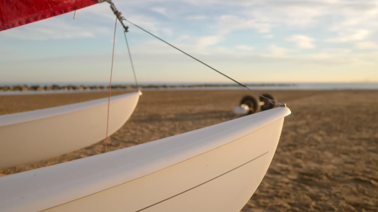 Detalj av Obie Cat katamaran på stranden
