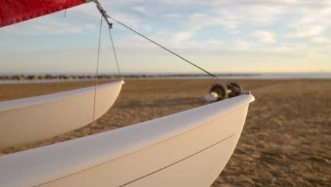 Detalle-Del-Catamarán-Obie-Cat-En-La-Playa