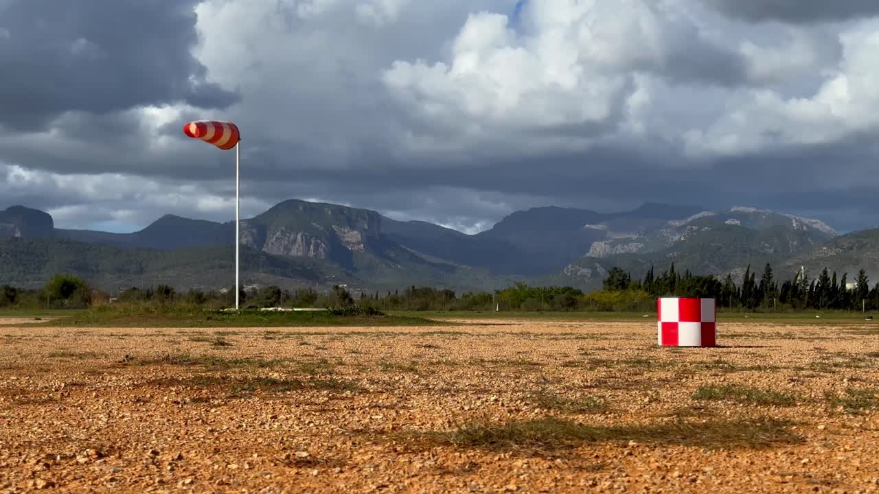 비니살렘 비행장에서 강한 바람에 움직이는 흰색과 주황색 항공 윈드삭