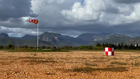 Manga-De-Viento-De-Aviación-Blanca-Y-Naranja-Moviéndose-Con-Viento-Fuerte-En-El-Aeródromo-De-Binisalem