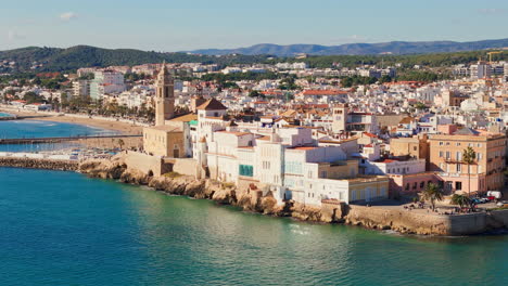 drone captura la encantadora ciudad de los viejos marineros en un clima soleado con un hermoso fondo de la costa del mar azul