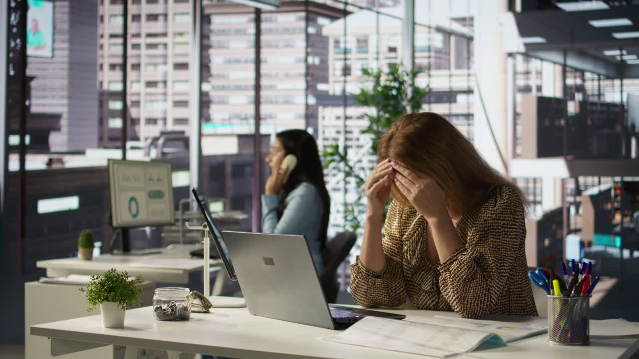 현대적인 사무실에서 일하는 여성