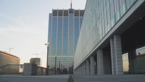 la torre de finanzas de bruselas en una cálida mañana durante el amanecer en la capital de europa, bruselas, bélgica