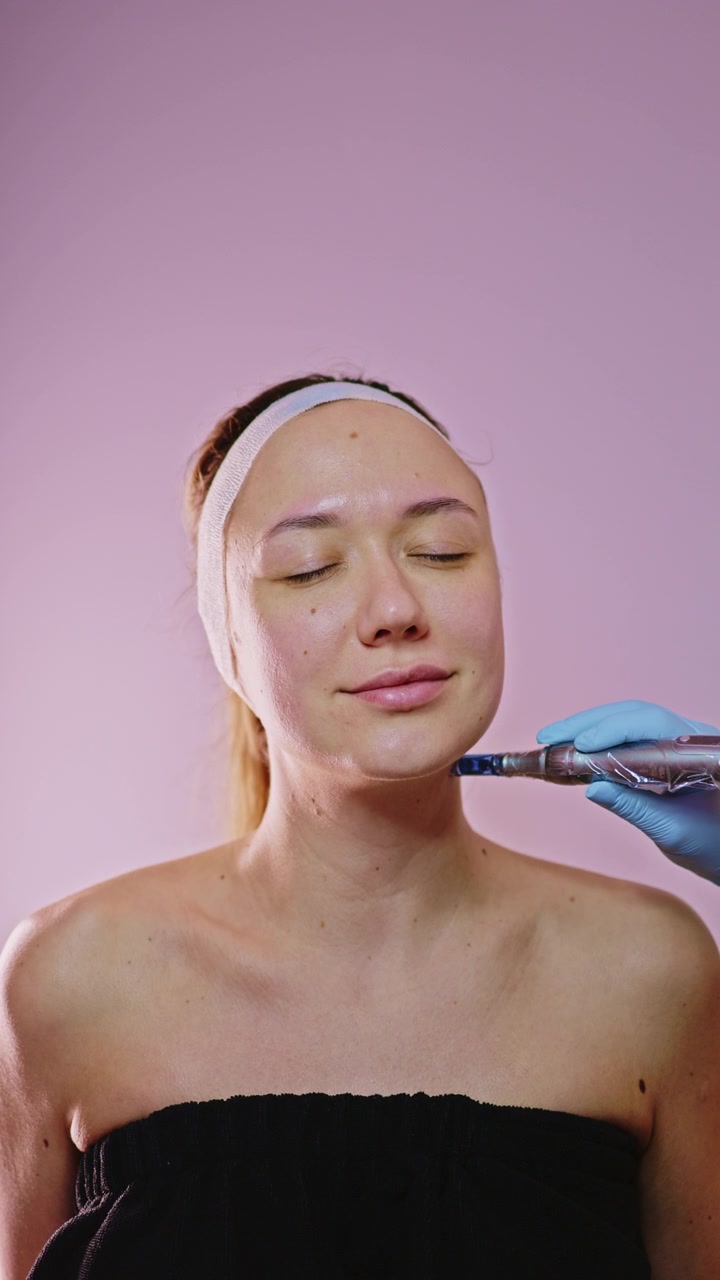 Una donna si sottopone a un trattamento per il miglioramento della pelle in un salone di bellezza.