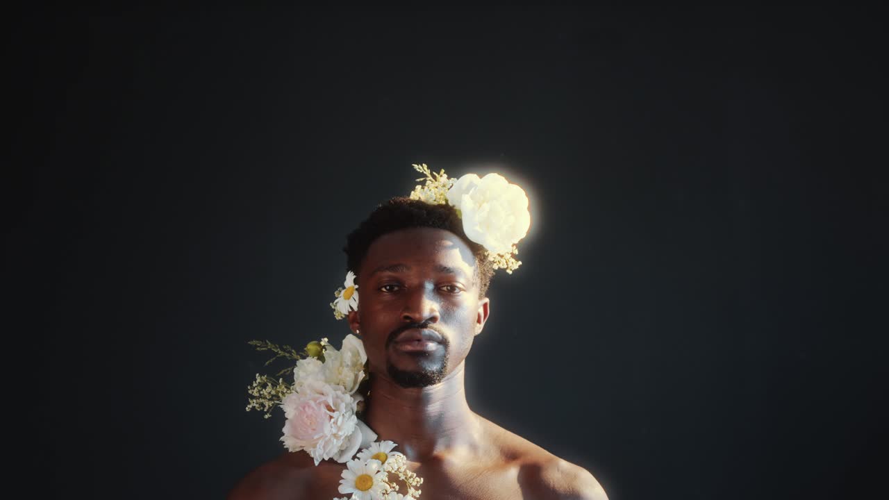 Ritratto di uomo afroamericano con un bellissimo ornamento floreale