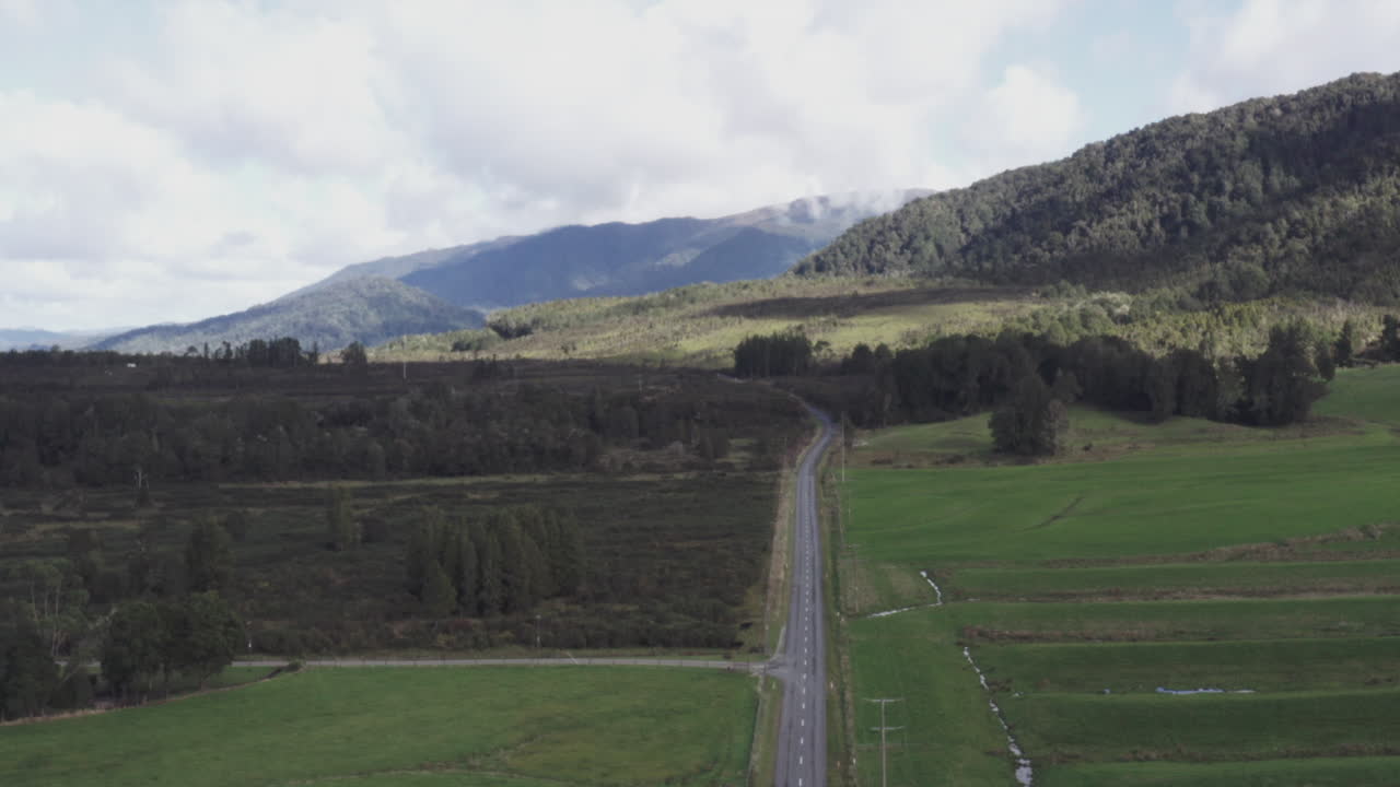 Ripresa aerea con drone della verde campagna intorno a Blackball, Isola del Sud, Nuova Zelanda
