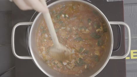 el cocinero mezcla los ingredientes para el almuerzo