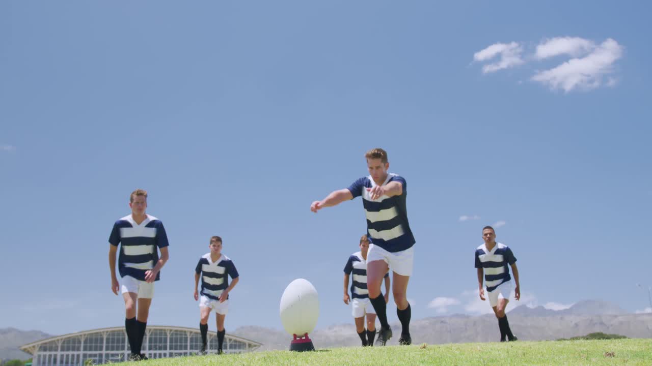 야구장에서 뛰는 럭비 선수들