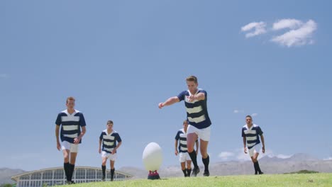 Jugadores-De-Rugby-Jugando-En-El-Campo