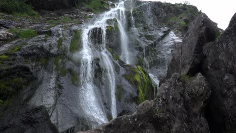 la cascada powerscourt es la más alta de irlanda con 398 pies