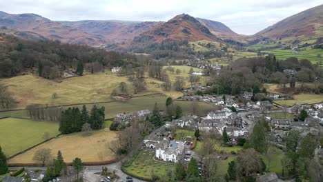 Englische-Lake-District-Nationalpark-Landschaft,-Filmische-Drohnen-Luftvideoaufnahmen-Von-Grasmere-Village,-Dem-Wahrscheinlich-Beliebtesten-Touristendorf-Cumbrias