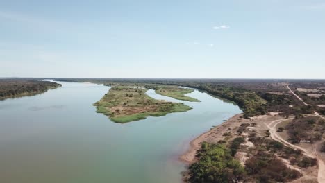 Río-Sao-Francisco-Durante-Una-Gran-Sequía,-Rodeado-Por-El-Paisaje-Seco-Y-árido-De-Brasil