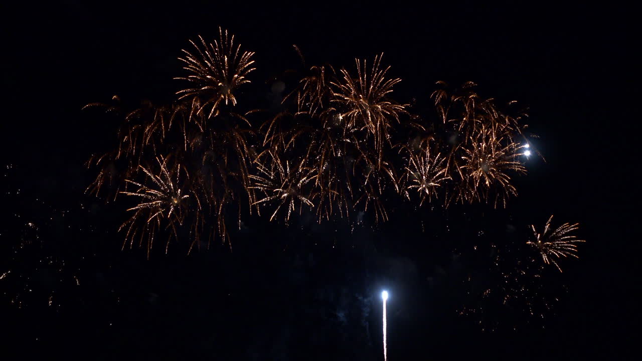 Fuochi d'artificio scintillanti e scintille nel cielo notturno