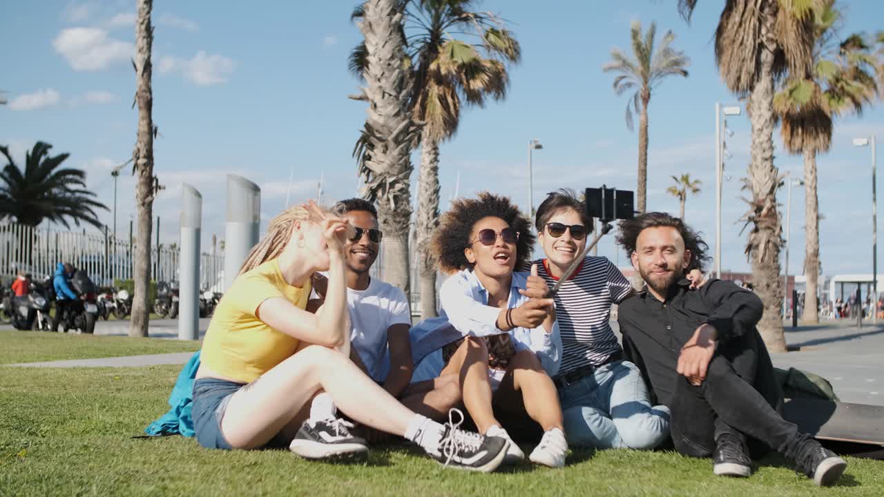 amigos riendo tomando selfie en pradera