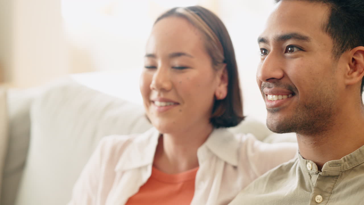 커플, tv를 보고 남자와 사랑하고