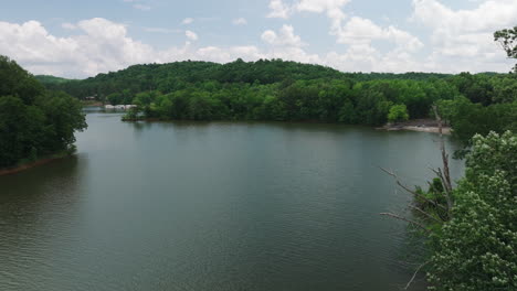 Bach-Umgeben-Von-üppigem-Laub-In-Der-Nähe-Des-Mousetail-Landing-State-Park-In-Linden,-Tennessee,-USA