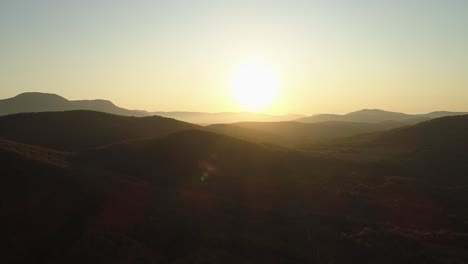 sonnenaufgang über der bergkette