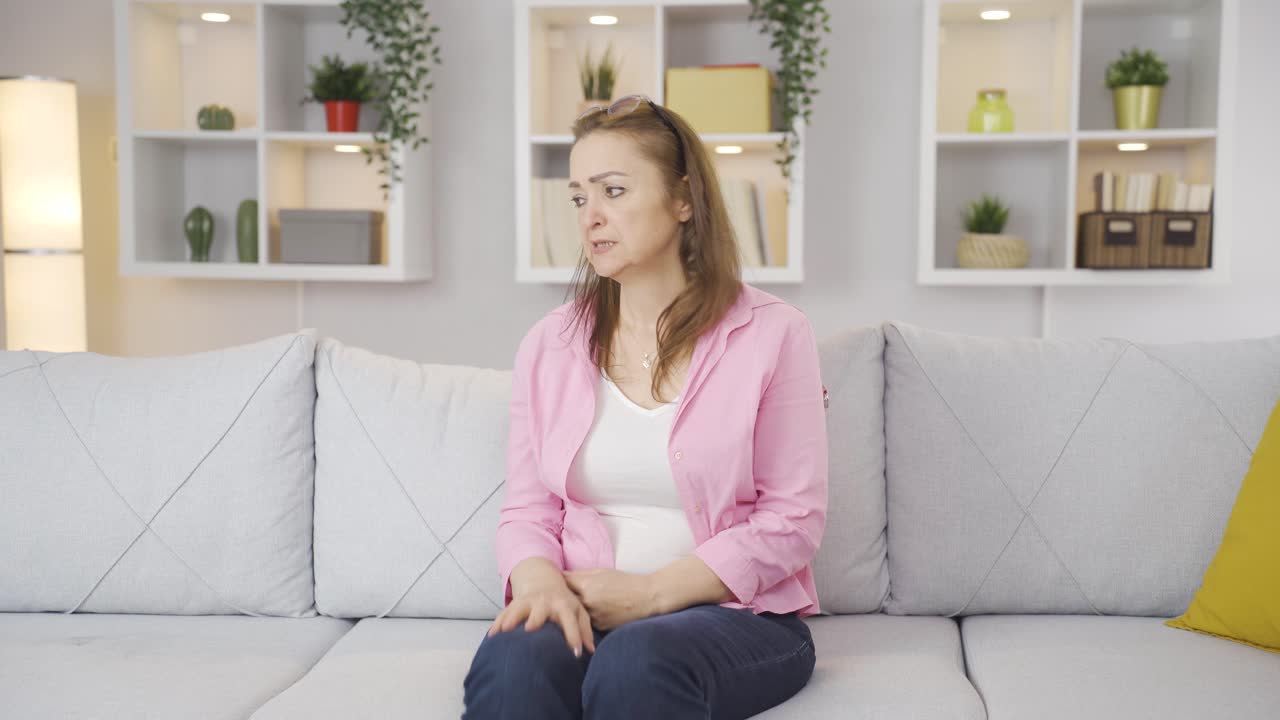 두려움과 스트레스에 시달리는 여성