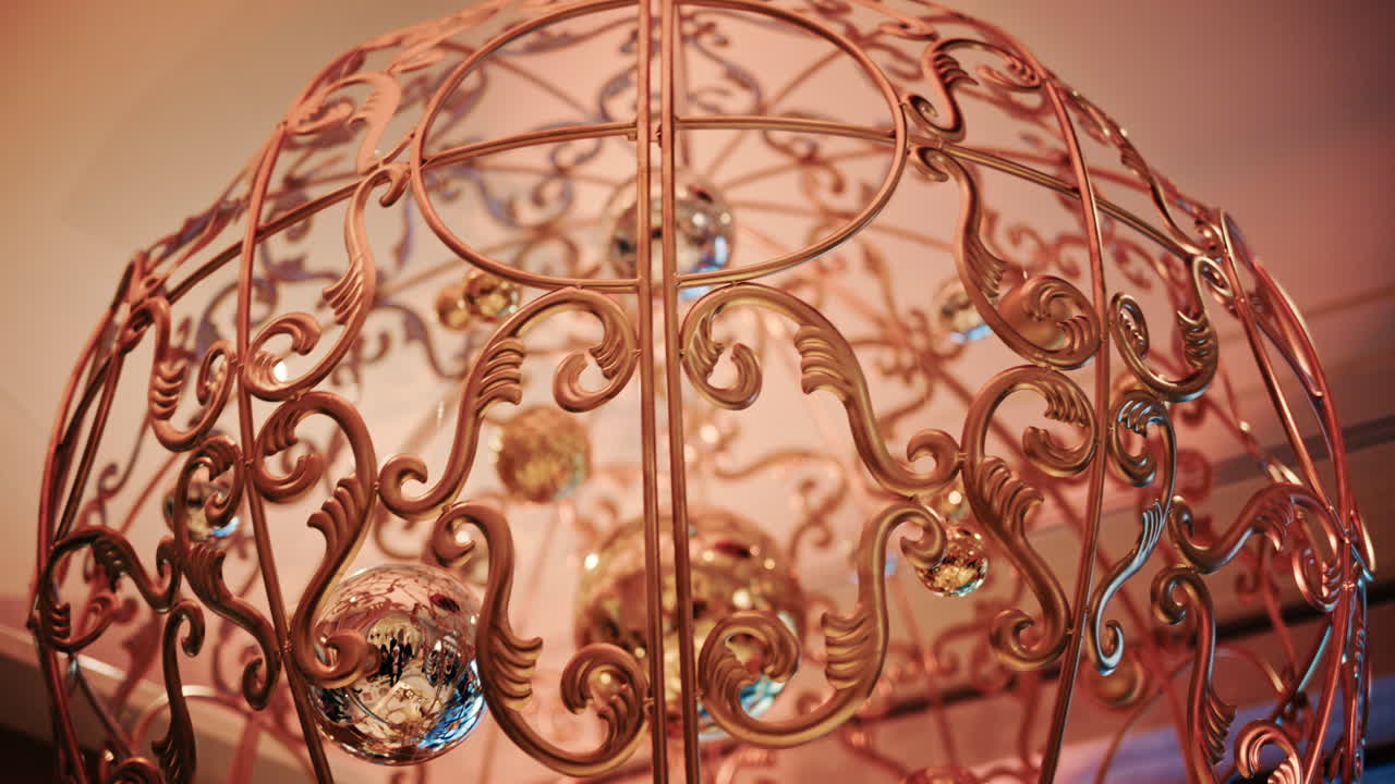 Close-up de enfeites de Natal decorativos pendurados em uma estrutura de metal ornamentada