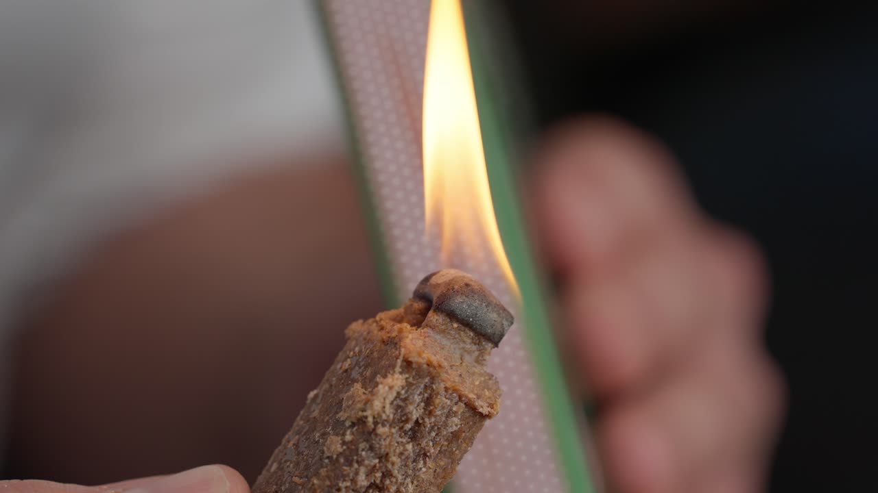 cocinero enciende un fósforo para barbacoas