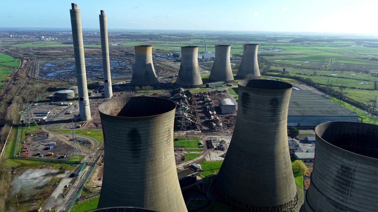 Volo in avanti di drone sopra le ventole di raffreddamento delle turbine a gas CCGT e le enormi torri di raffreddamento a West Burton.