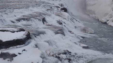 Estático,-Cámara-Lenta,-Plano-Medio-De-Las-Cascadas-De-Gullfoss,-En-Un-Día-Nublado,-En-La-Costa-Sur-De-Islandia