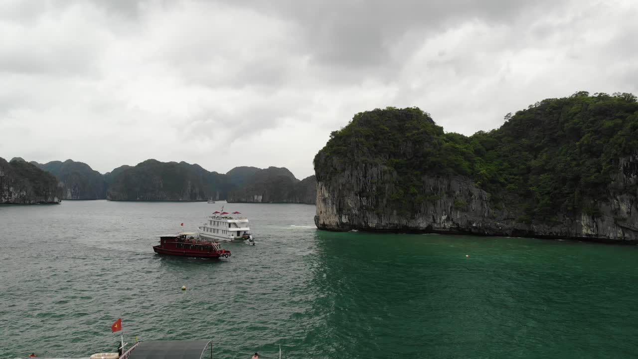 tres barcos en la bahía de ha long, vietnam