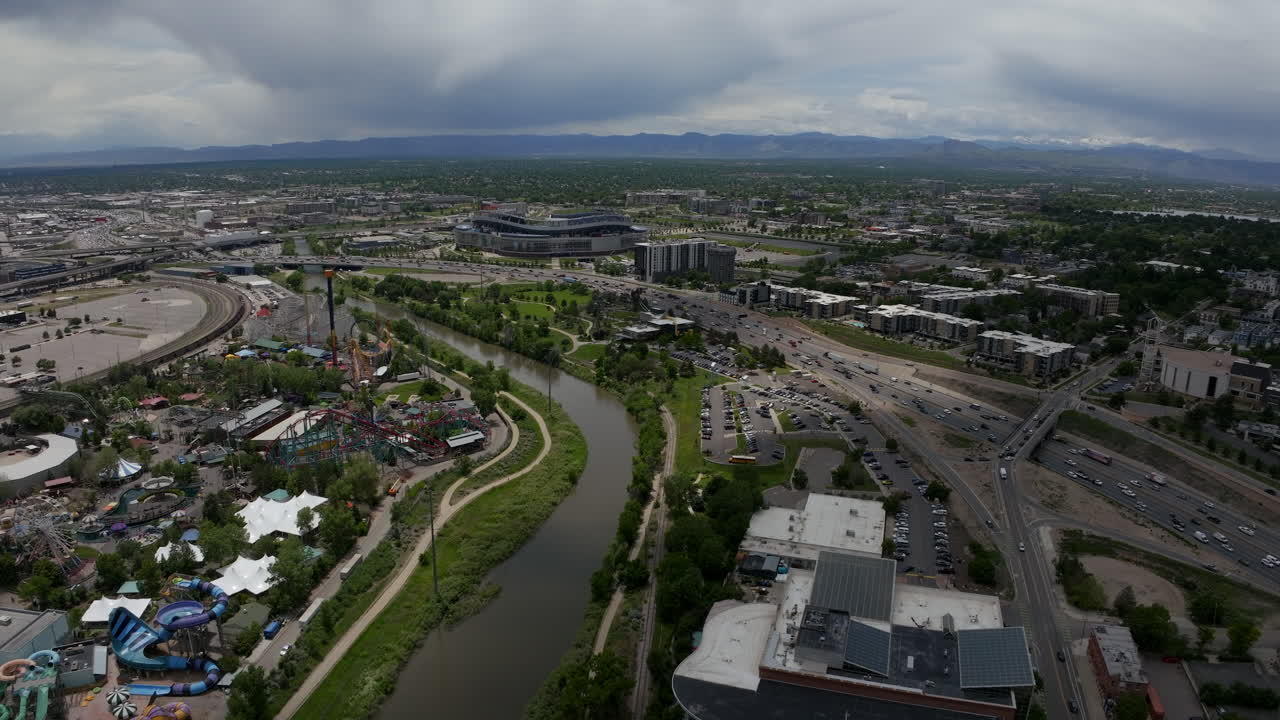 centro de denver avión no tripulado cinematográfico millas alto estadio sur platte río elitch jardines paisaje urbano con estribaciones montañas rocosas paisaje de colorado coches tráfico primavera verano movimiento hacia adelante