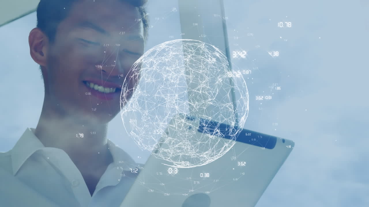 태블릿을 사용하는 미소 짓는 사업가에 대한 글로벌 네트워크 및 데이터 처리 애니메이션