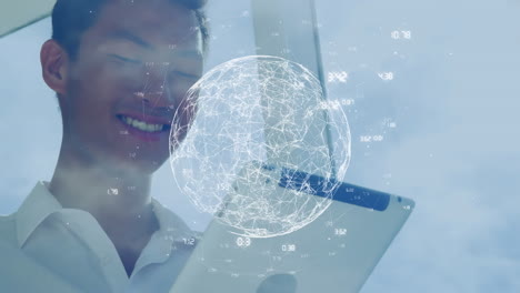 animación de la red global y el procesamiento de datos, sobre un empresario sonriente que usa una tableta