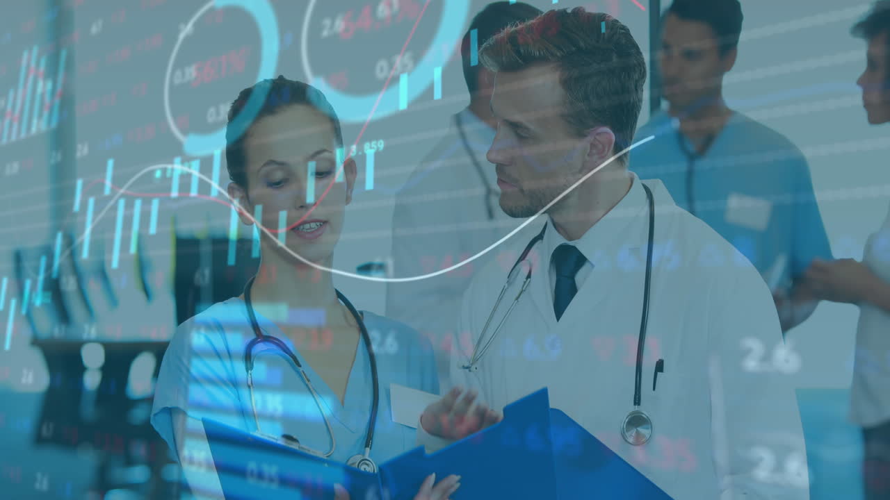 animación de múltiples gráficos moviéndose sobre diversos médicos sonrientes analizando los informes en el hospital.