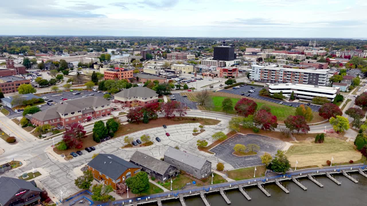 쉬보이건 위스콘신에서 항공 촬영한 낮은 앵글의 푸시 인