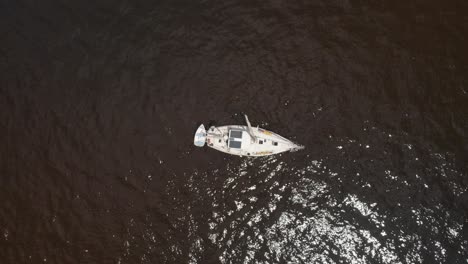 Toma-Aérea-De-Un-Dron-A-Vista-De-Pájaro-Con-Vista-Al-Puerto-Deportivo-En-El-Agua,-Velero,-Pescador