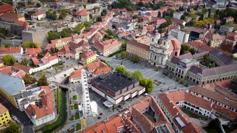 En-Eger,-En-La-Plaza-Gárdonyi-Géza,-Podemos-Ver-El-Panorama-Del-Centro-Histórico-De-La-Ciudad-Desde-Una-Altura-De-30-Metros-En-El-Observatorio-De-La-Rueda-De-La-Fortuna-En-La-Ciudad-De-Eger